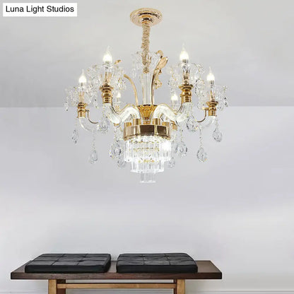 Lámpara de techo colgante para comedor, estilo candelabro tradicional de 6 luces en dorado con detalles de cristal transparente.