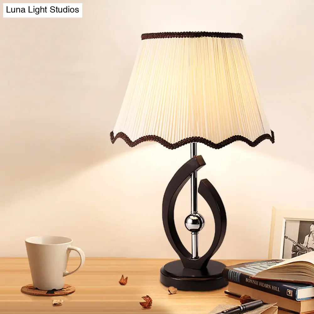 Traditional Scalloped Edge Single Bulb Nightstand Lamp, Beige Fabric Shade with Curved Line Base