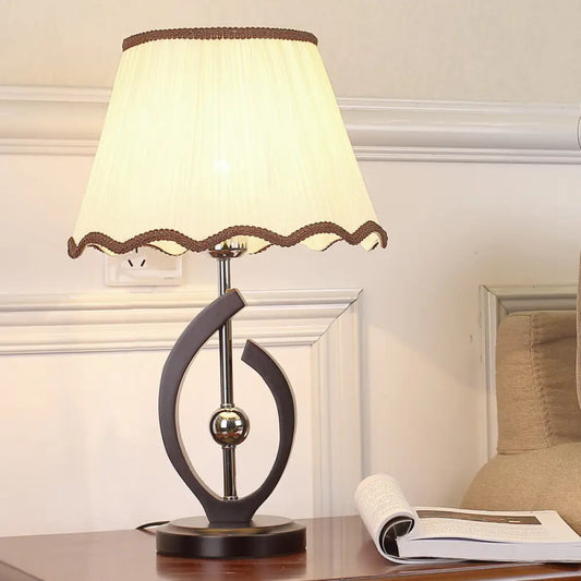 Traditional Scalloped Edge Single Bulb Nightstand Lamp, Beige Fabric Shade with Curved Line Base