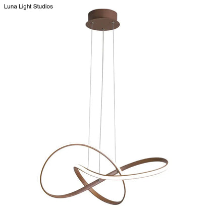 Lámpara de araña de metal retorcido: simplicidad moderna para la iluminación de la sala de estar