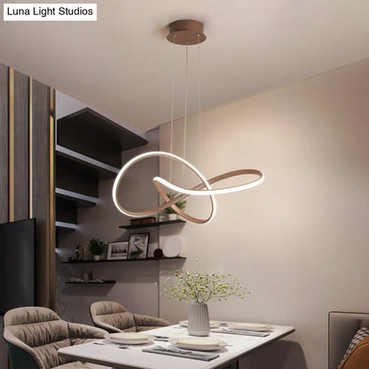 Lámpara de araña de metal retorcido: simplicidad moderna para la iluminación de la sala de estar