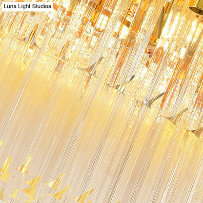 Lámpara de araña vintage de latón con bloque de cristal, pantalla redonda y múltiples luces.