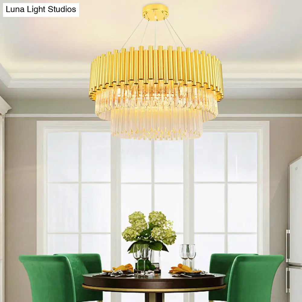 Lámpara de araña vintage de latón con bloque de cristal, pantalla redonda y múltiples luces.