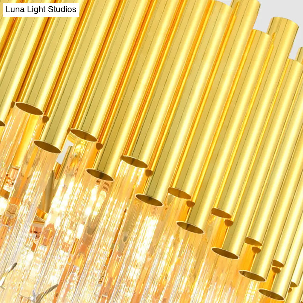 Lámpara de araña vintage de latón con bloque de cristal, pantalla redonda y múltiples luces.