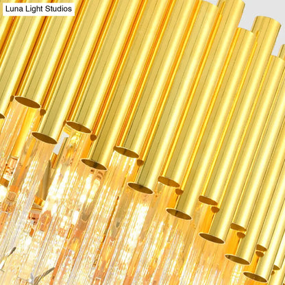 Lámpara de araña vintage de latón con bloque de cristal, pantalla redonda y múltiples luces.