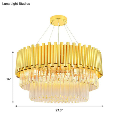 Lámpara de araña vintage de latón con bloque de cristal, pantalla redonda y múltiples luces.