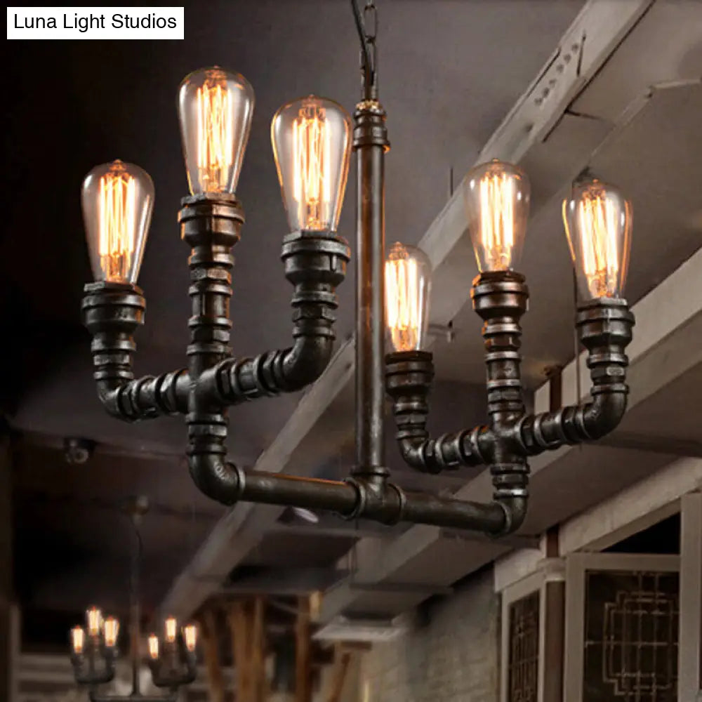 Lámpara colgante de estilo industrial vintage, de metal oxidado, con diseño de 6 bombillas abiertas y tubo para colgar.
