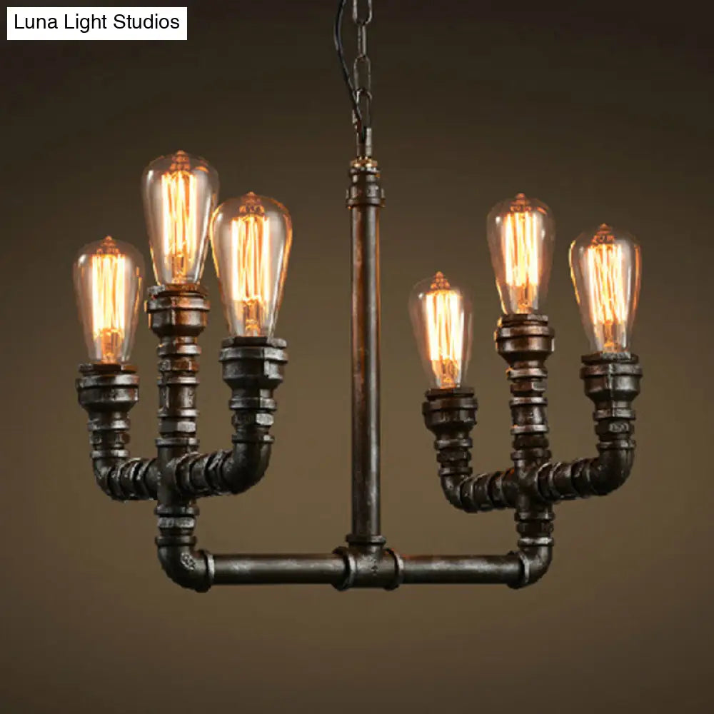 Lámpara colgante de estilo industrial vintage, de metal oxidado, con diseño de 6 bombillas abiertas y tubo para colgar.