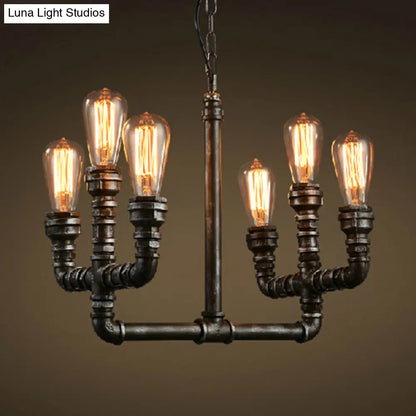Lámpara colgante de estilo industrial vintage, de metal oxidado, con diseño de 6 bombillas abiertas y tubo para colgar.